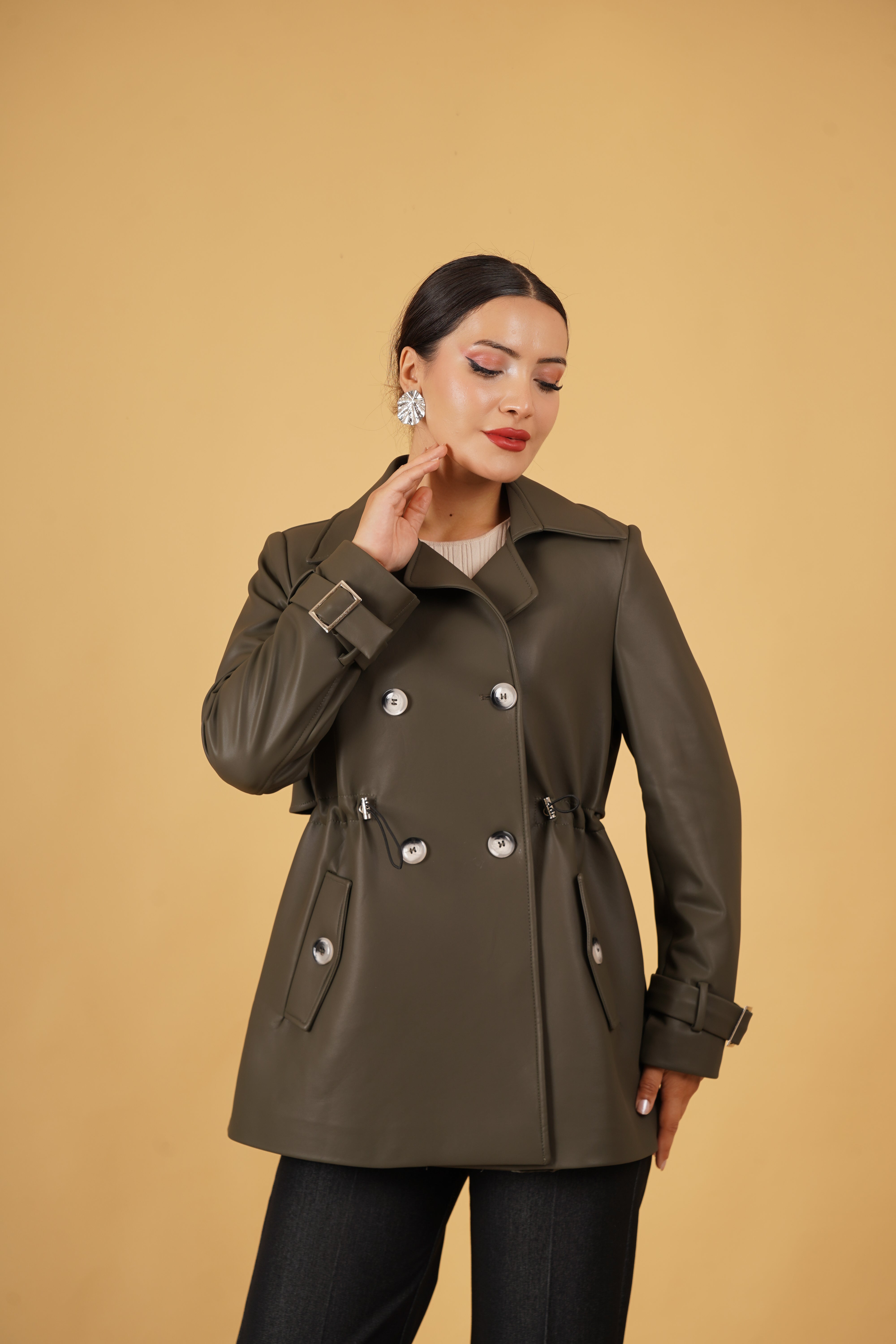 Palerin Detaylı Suni Deri Kısa Trençkot