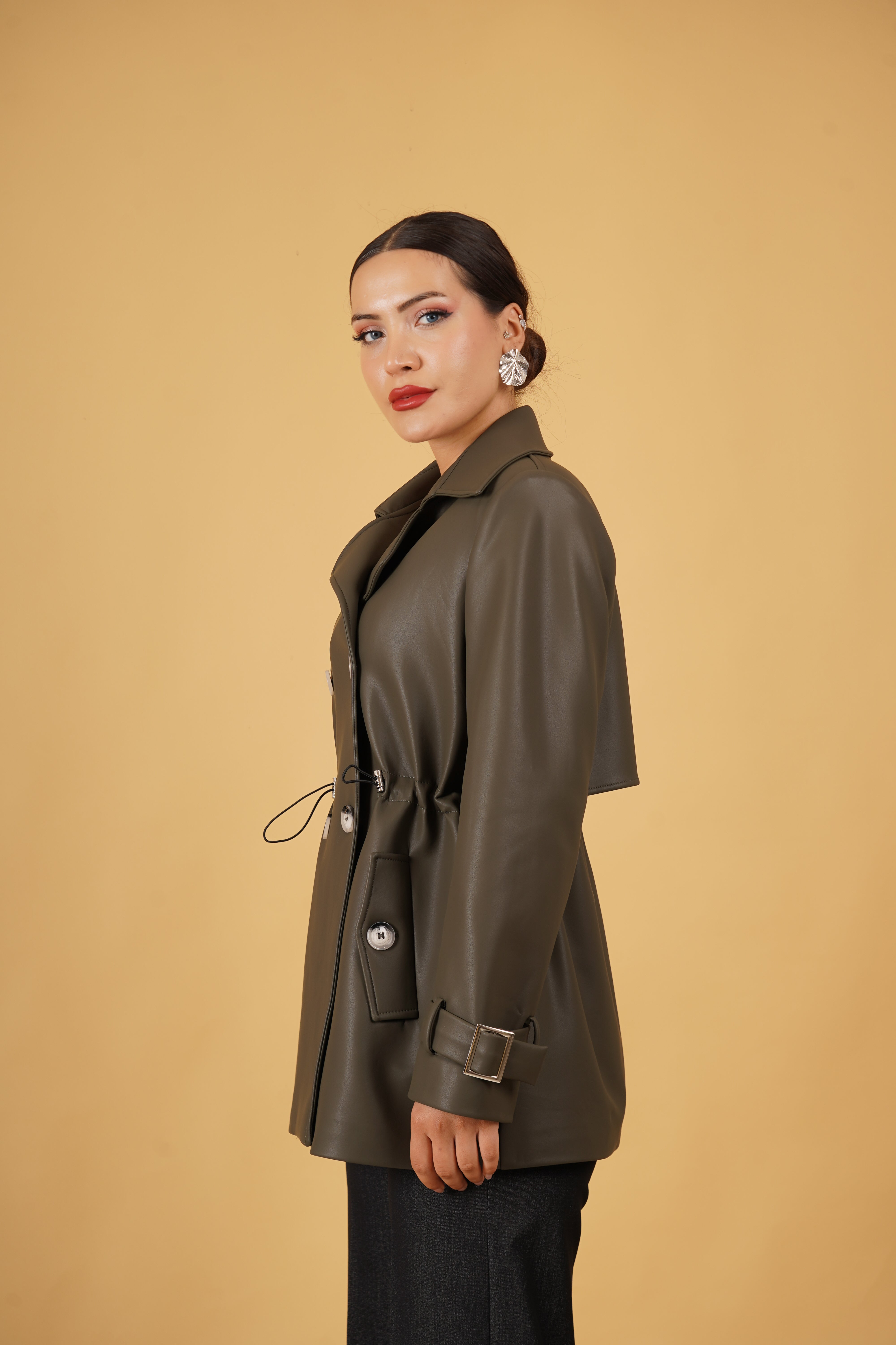 Palerin Detaylı Suni Deri Kısa Trençkot