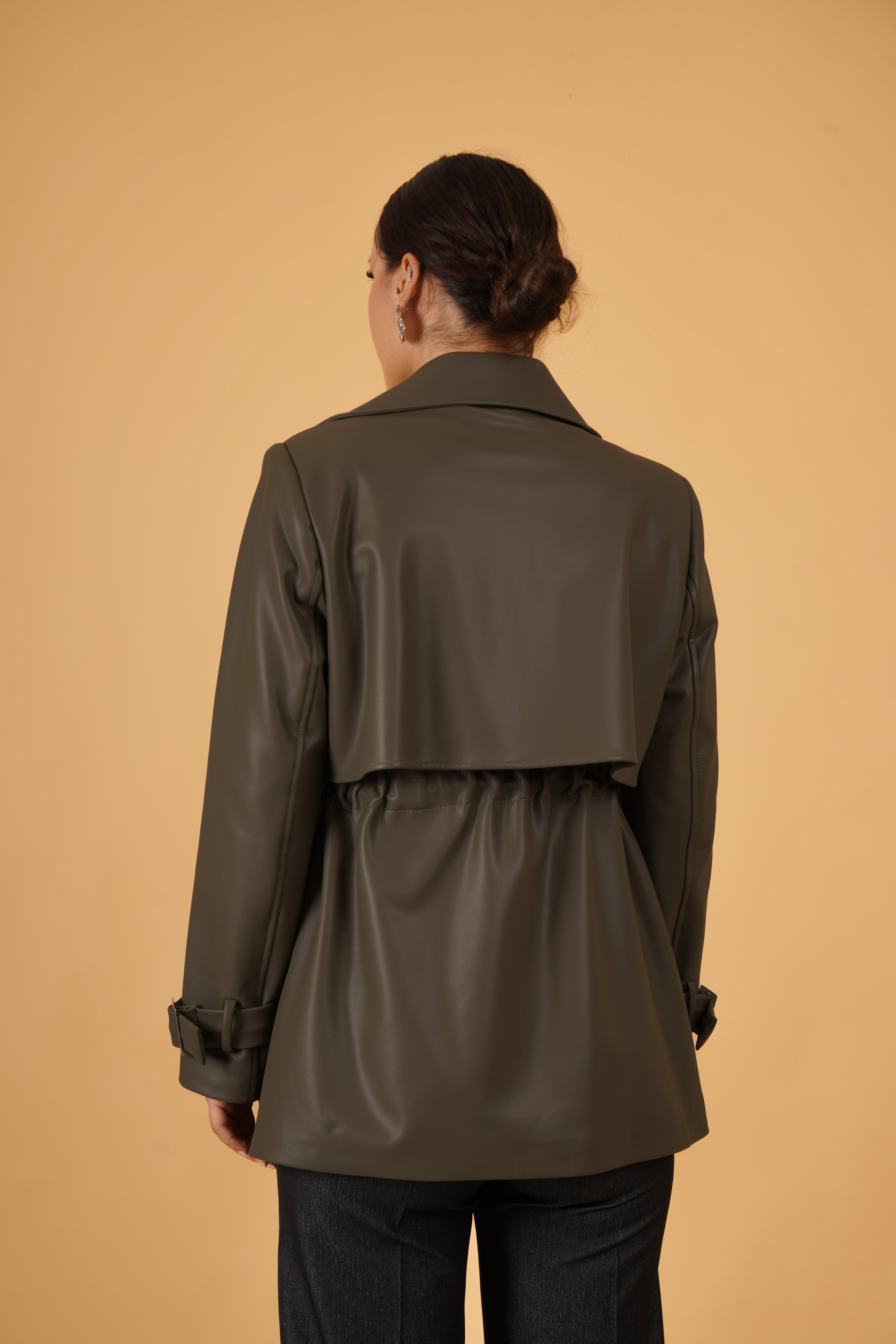 Palerin Detaylı Suni Deri Kısa Trençkot