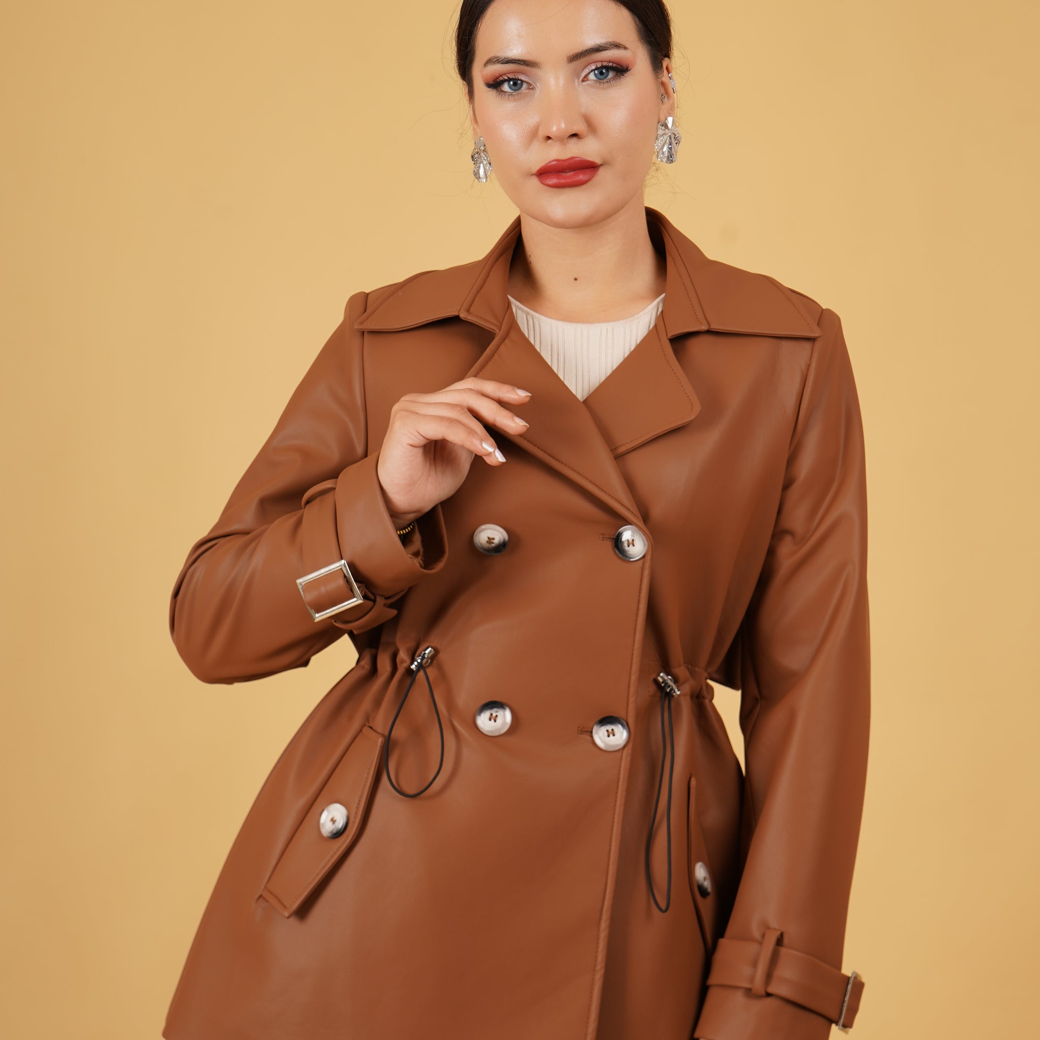 Palerin Detaylı Suni Deri Kısa Trençkot