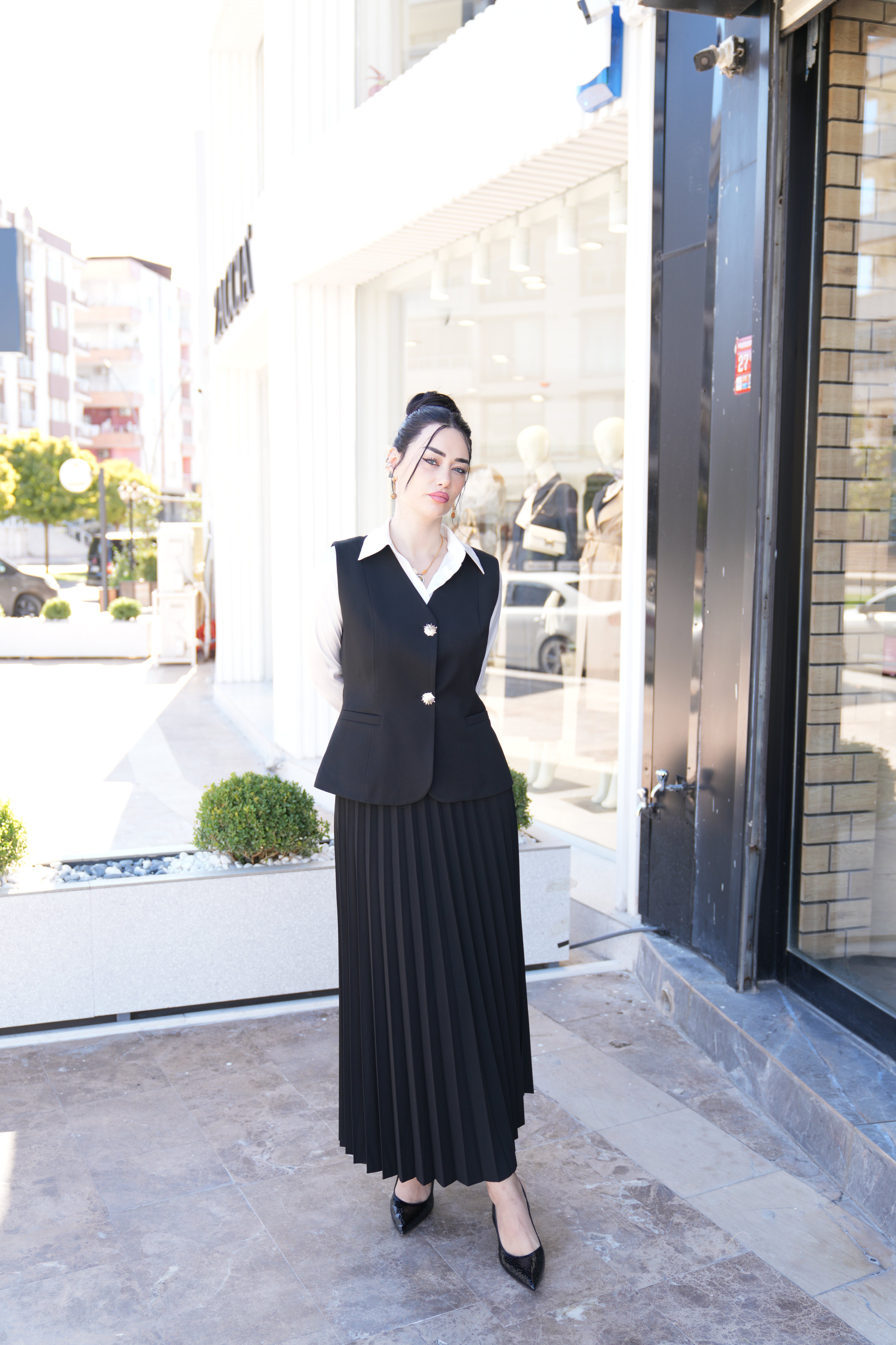 Pileli Etek Ve Tasarım Düğme Detaylı Yelekli Takım