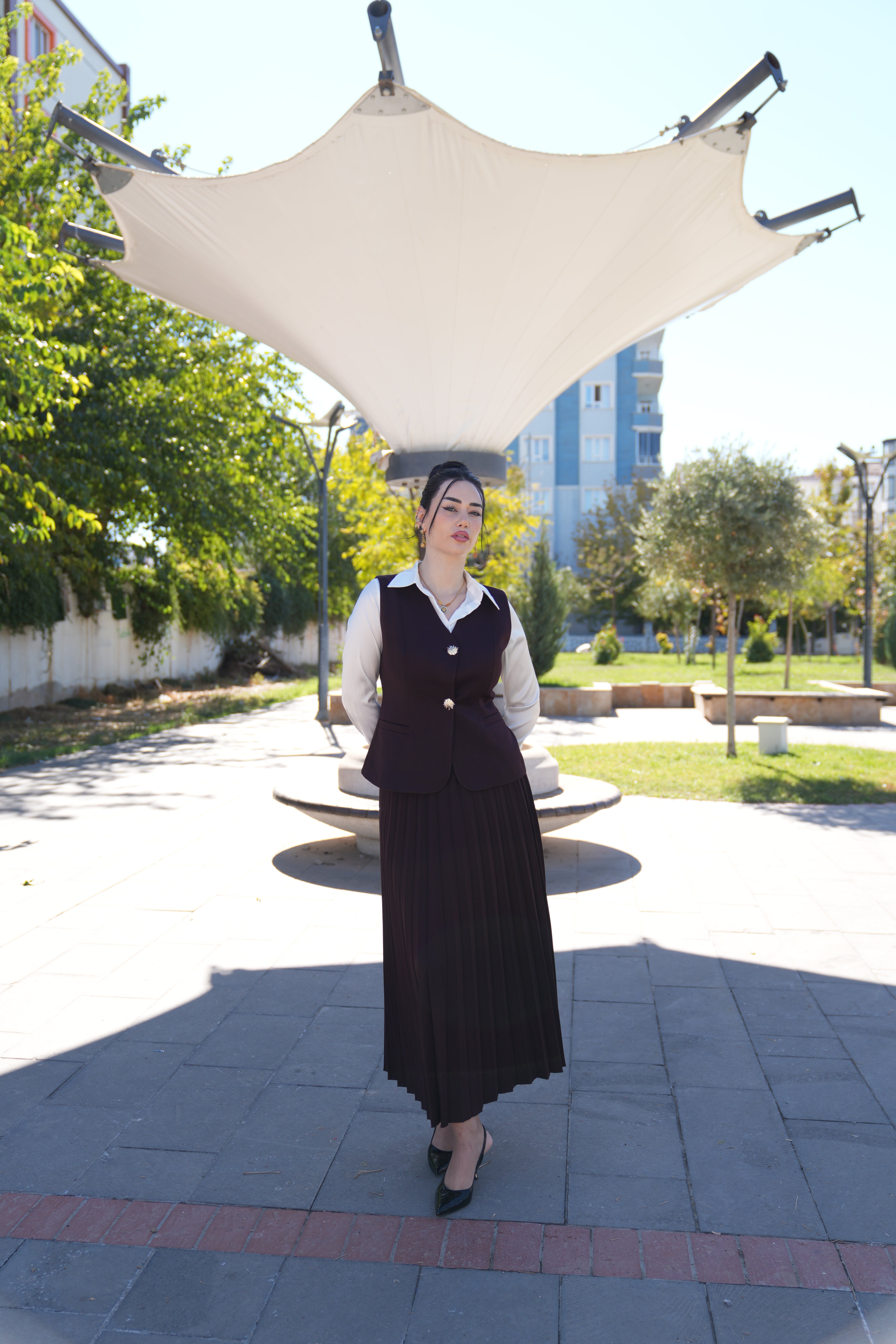 Pileli Etek Ve Tasarım Düğme Detaylı Yelekli Takım