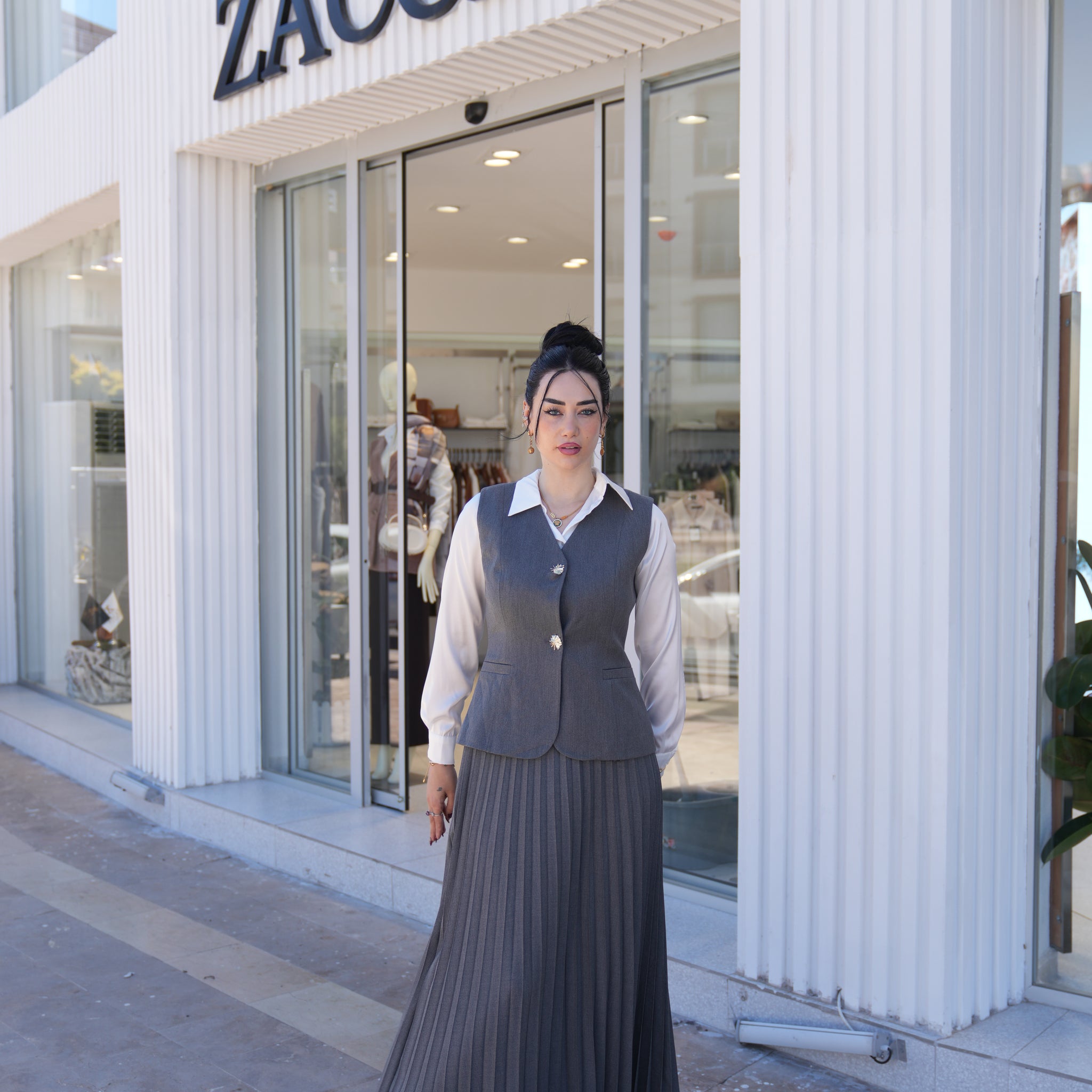 Pileli Etek Ve Tasarım Düğme Detaylı Yelekli Takım