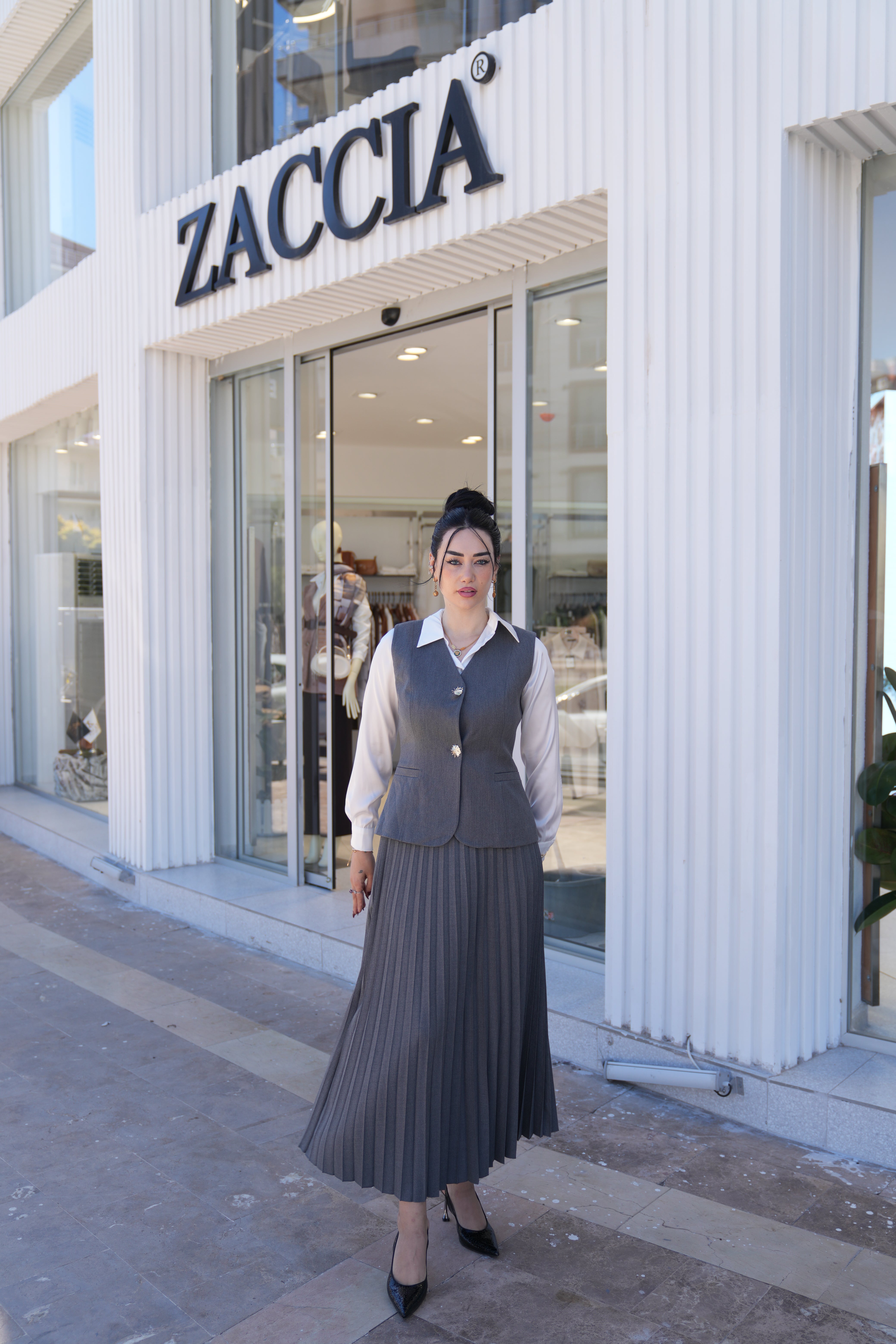 Pileli Etek Ve Tasarım Düğme Detaylı Yelekli Takım