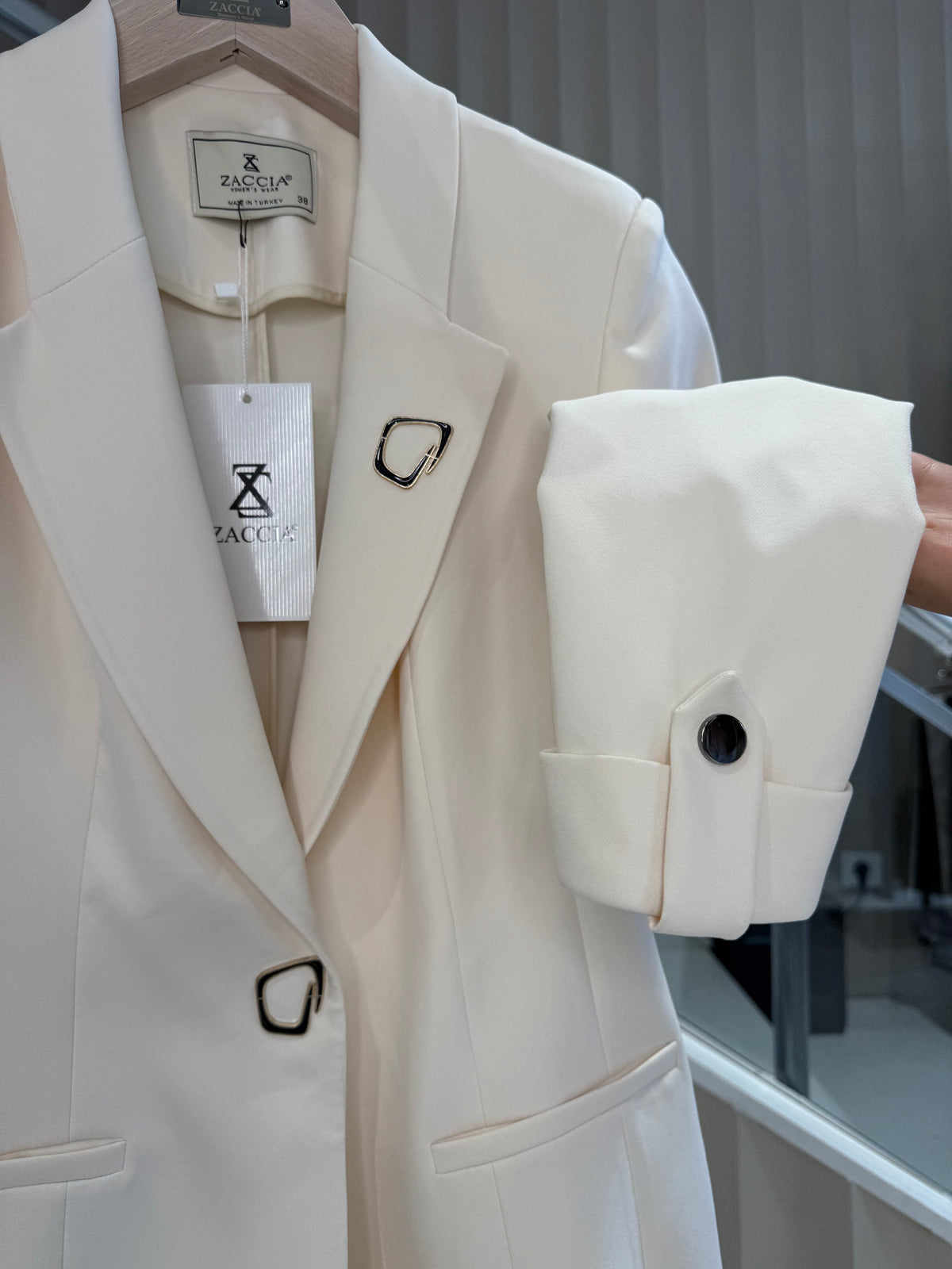Gold Broş Detaylı Oversize Ceket
