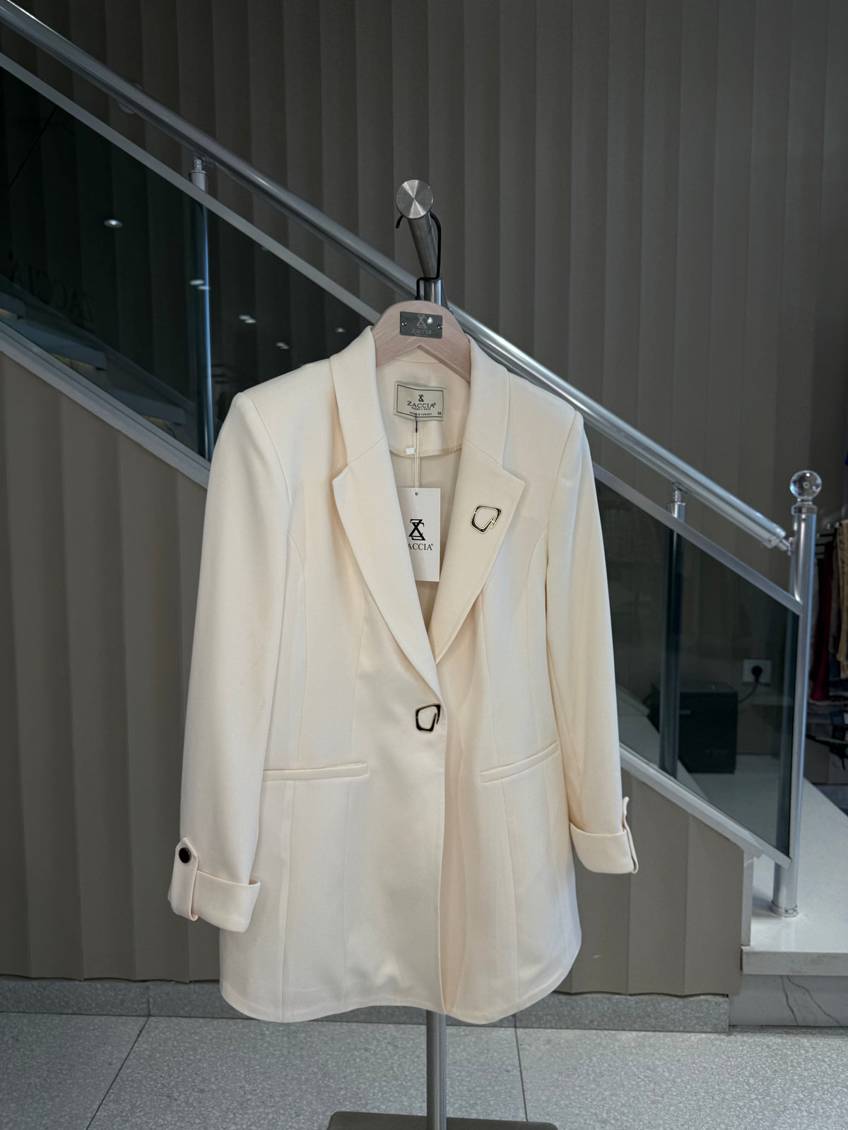 Gold Broş Detaylı Oversize Ceket
