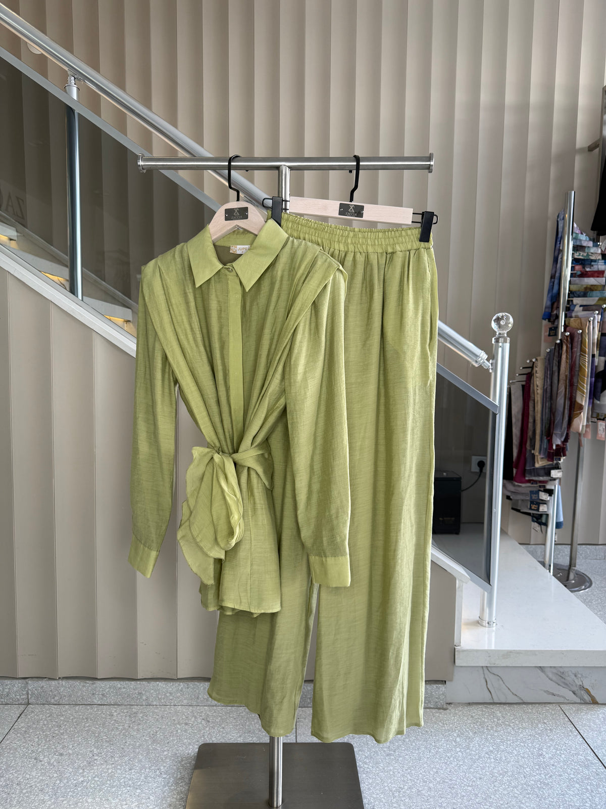 Belden Bağlamalı Gömlek ve Pantolon Takım