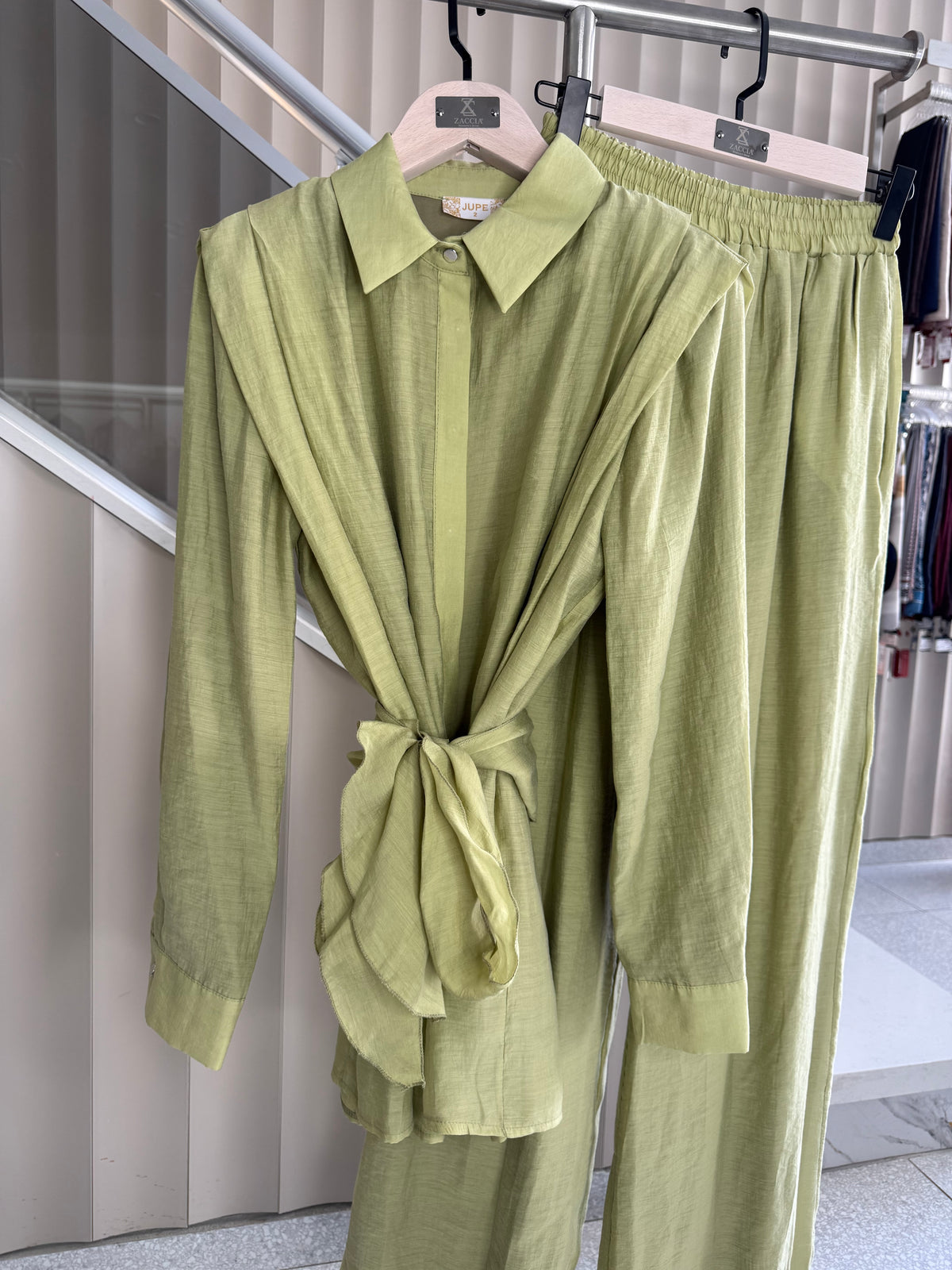 Belden Bağlamalı Gömlek ve Pantolon Takım
