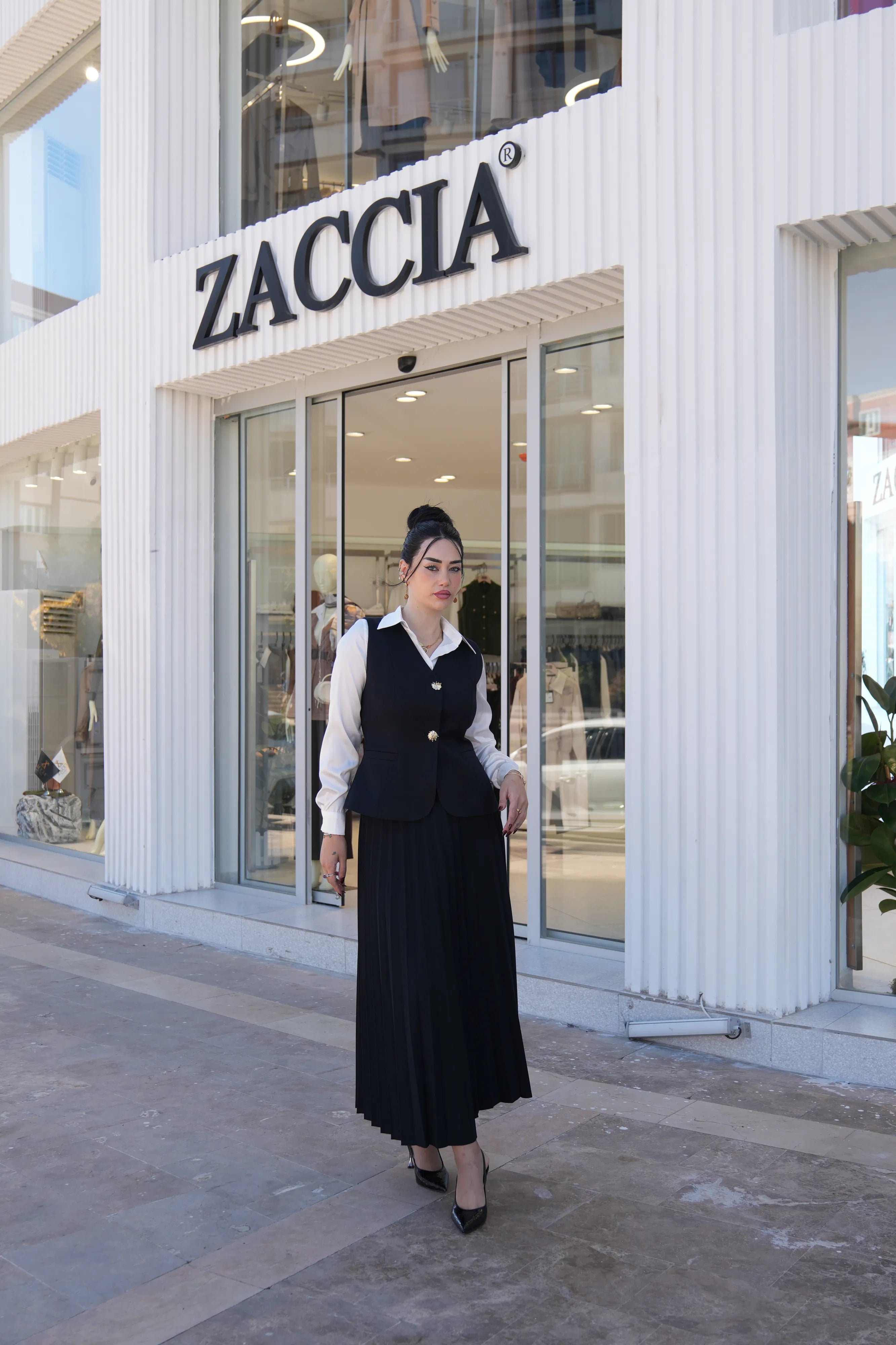 Pileli Etek Ve Tasarım Düğme Detaylı Yelekli Takım